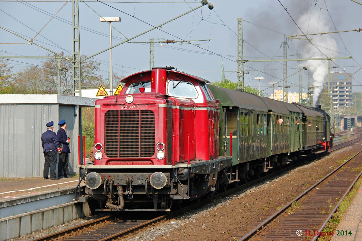 DB 212 007-9 & 38 2267 (P8) mit Pendelzug in Essen Steele Ost, April 2014.