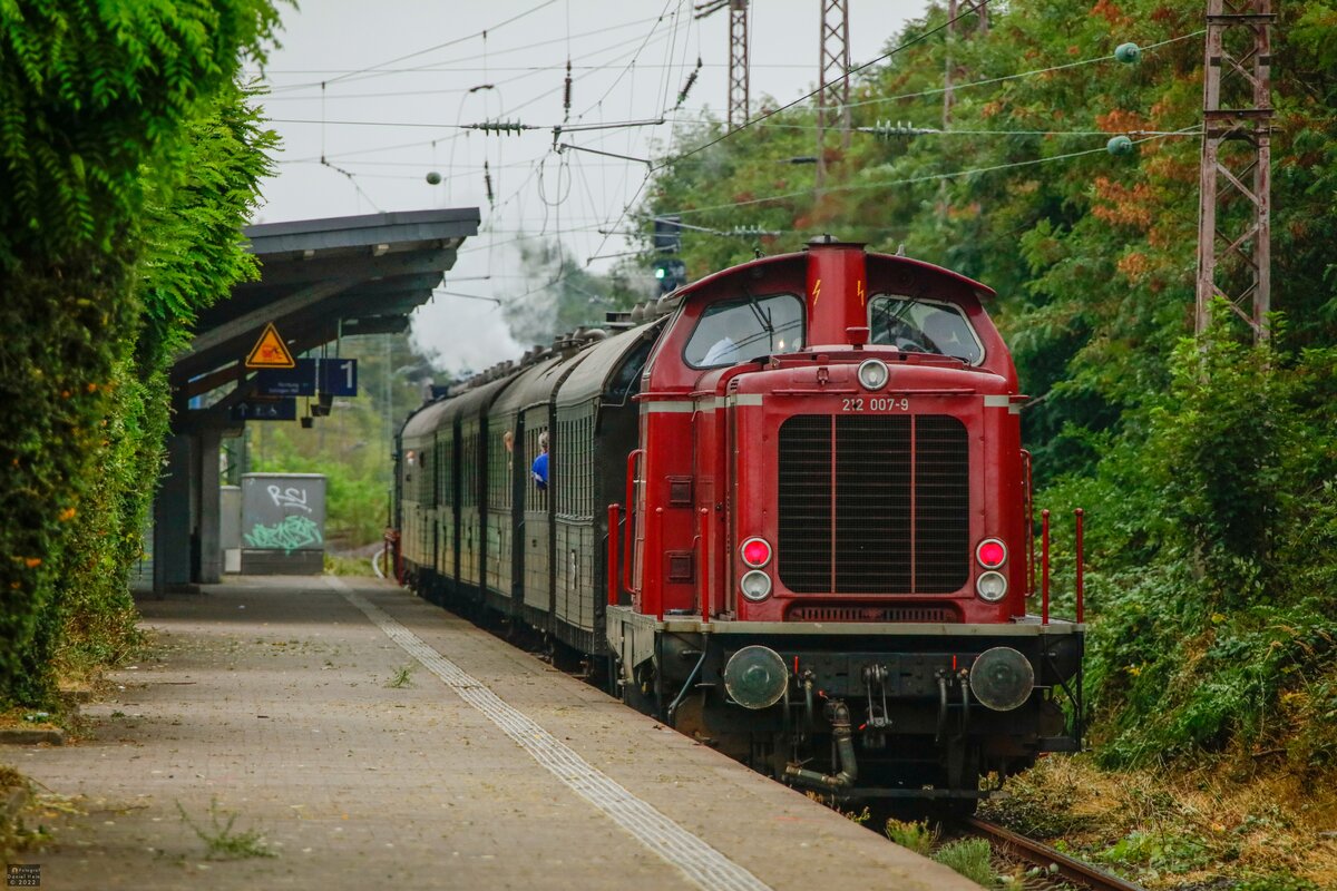 DB 212 007-9 am Schluss des Zuges in Hilden, August 2022.