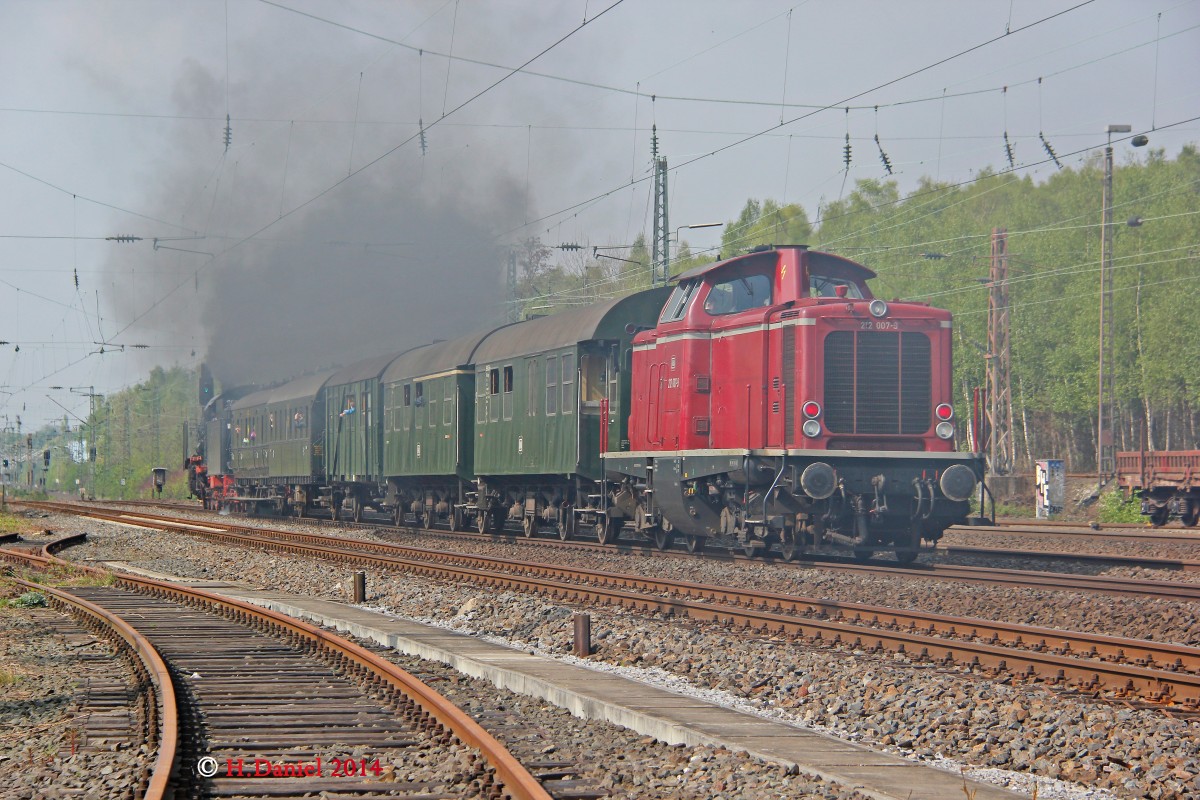DB 212 007-9 am Schluss des Pendelzuges in Bochum Ehrenfeld, April 2014.