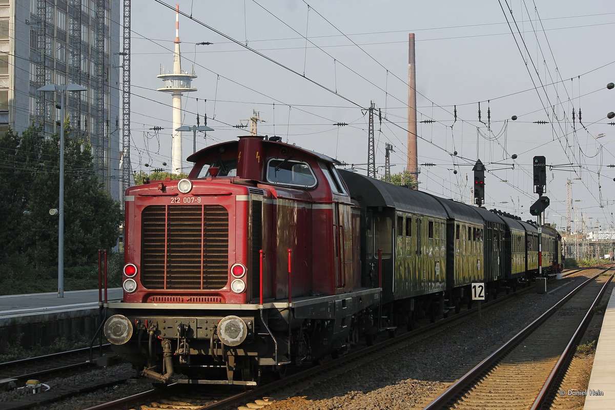 DB 212 007-9 am Schluss des Zuges in Essen Hbf, August 2016.
