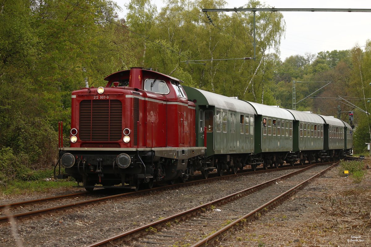 DB 212 007-9 mit Pendelzug in Bochum Dahlhausen, April 2017.