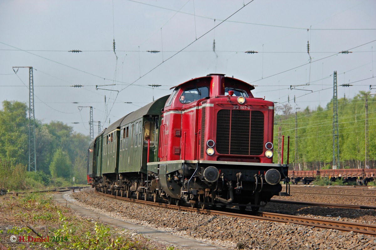 DB 212 007-9 mit Pendelzug in Bochum Ehrenfeld, April 2014.