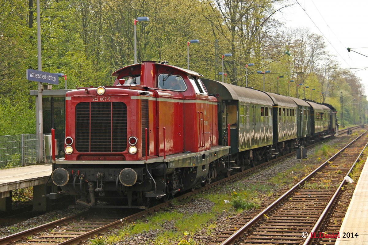 DB 212 007-9 mit Pendelzug in Wattenscheid H�ntrop, April 2014.