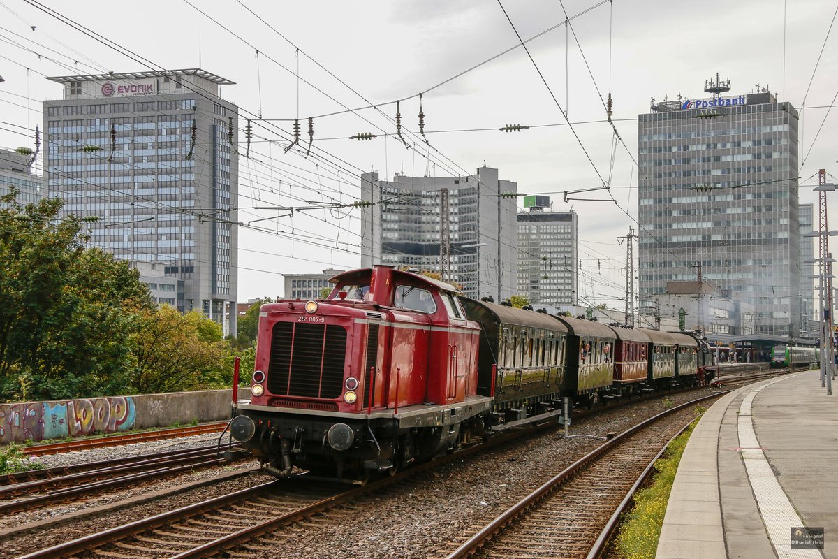 DB 212 007-9 mit Sonderzug nach Bochum Dahlhausen in Essen Hbf, September 2018.