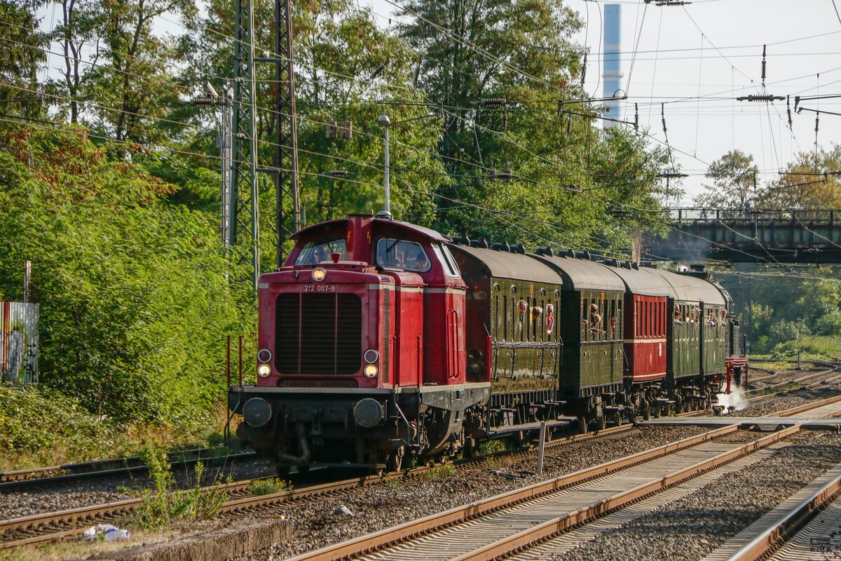 DB 212 007-9 mit Sonderzug in Essen Dellwig, September 2018.