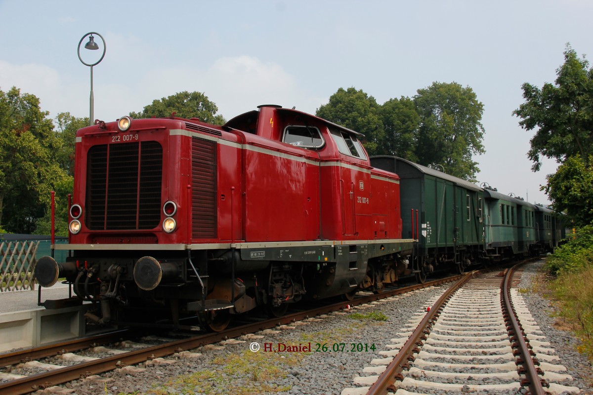 DB 212 007-9 zu Gast auf der Hespertalbahn in Essen Kupferdreh, Juli 2014.