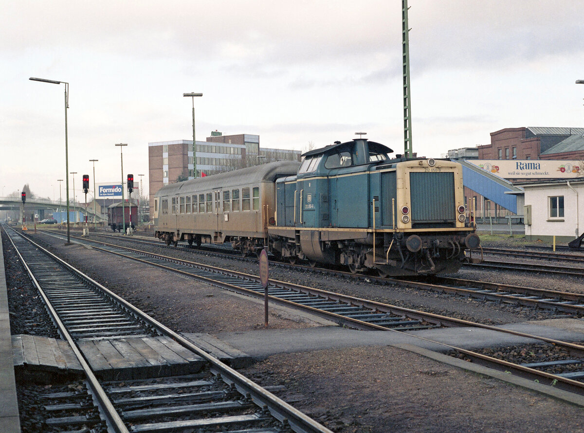 DB 212 050-9 wartet im Bahnhof Kleve am 17.12.1988 auf den nächsten Einsatz (als E-3778 von Kleve nach Nijmegen) mit Steuerwagen 50.80.8253.615-4, BDnf735. Scanbild 94848, Kodak Ektacolor Gold.