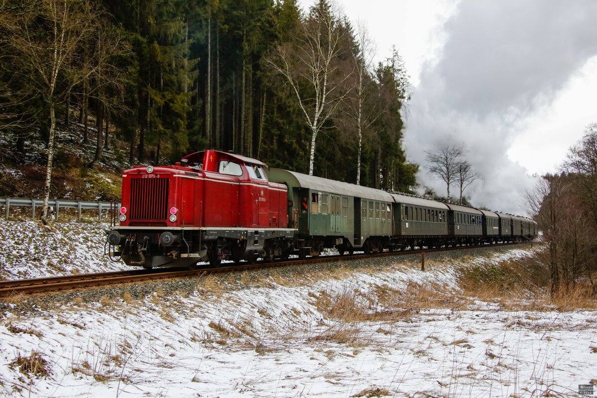 DB 212 079-8 am Schluss des Zuges bei Silbach, Februar 2022.
