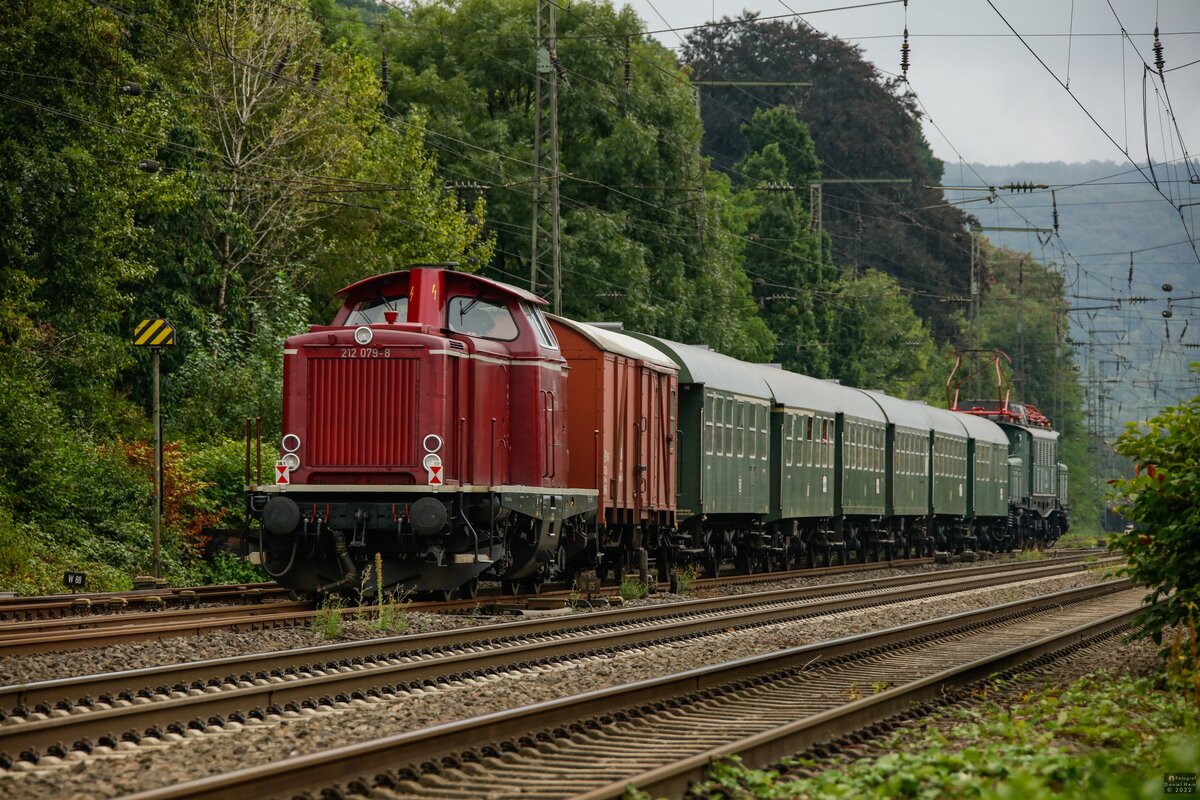 DB 212 079-8 am Schluss des Zuges in Witten, August 2022.