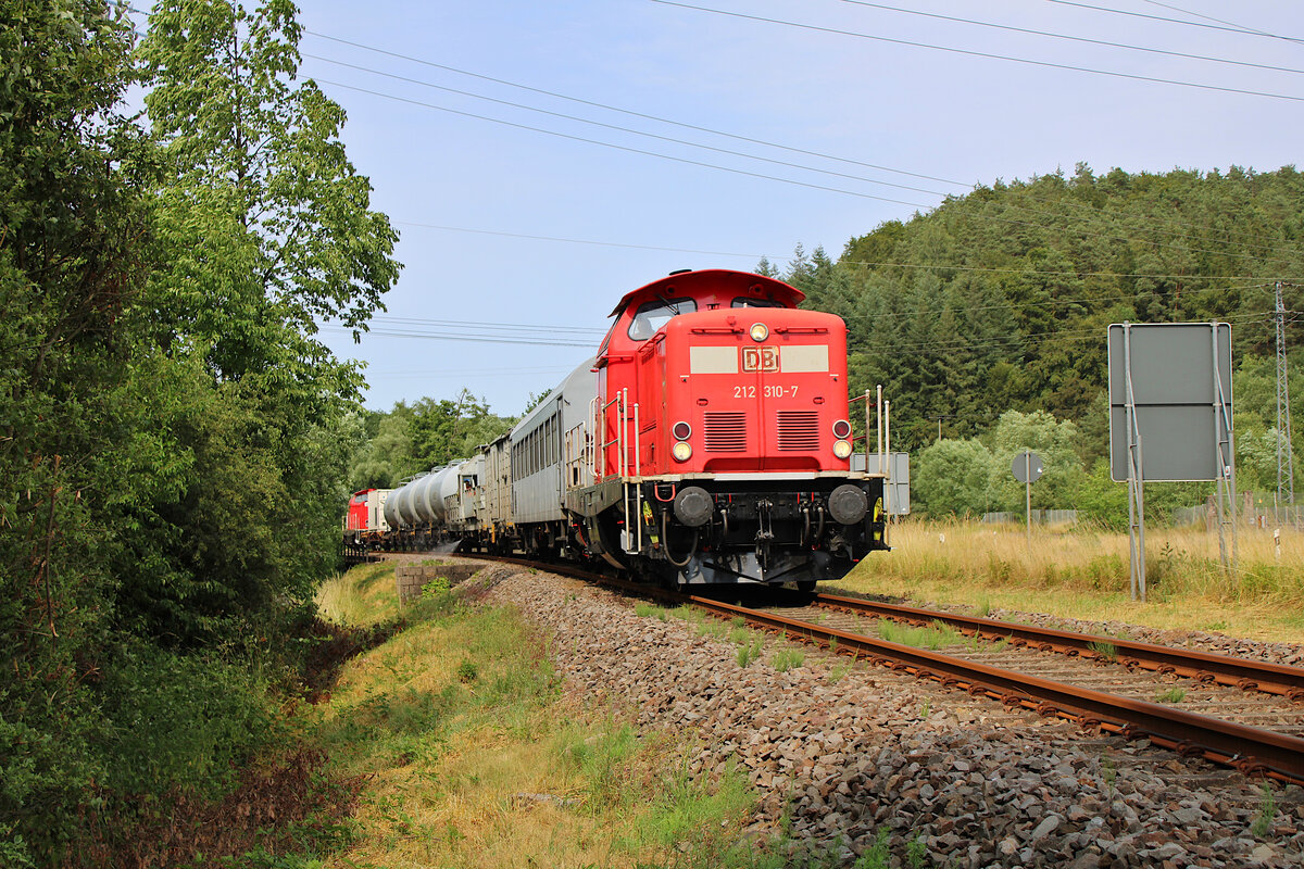 DB 212 310-7 und 212 094-7 erreichen mit dem Unkrautspritzzug von Kaiserslautern kommend den Bahnhof Pirmasens Nord. (26.06.2023)