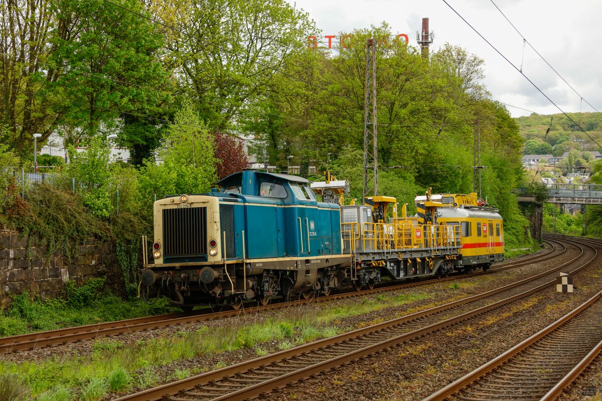 DB 212 376-8 mit KAF Falkenhahn Turmtriebwagen 636 003-2 in Wuppertal, Mai 2023.