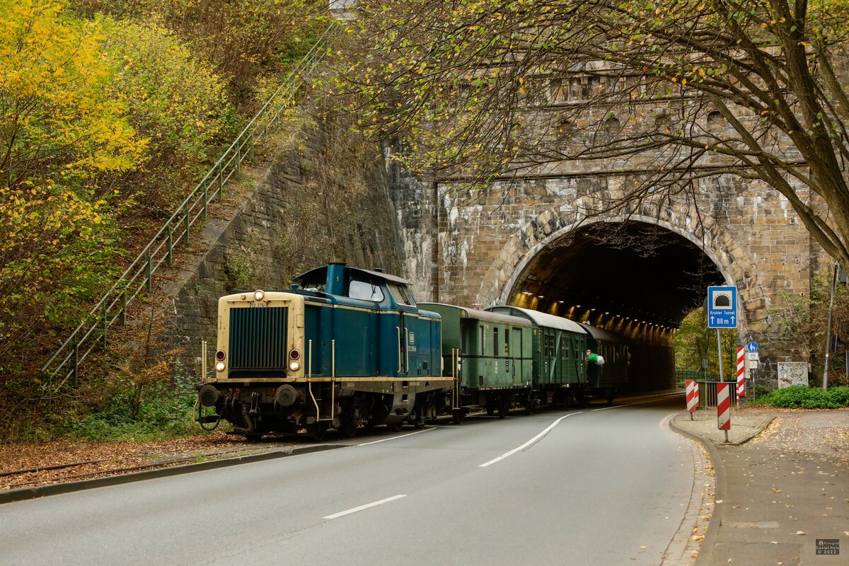 DB 212 376-8 mit Sonderzug am Kruiner Tunnel in Ennepetal, Oktober 2022.