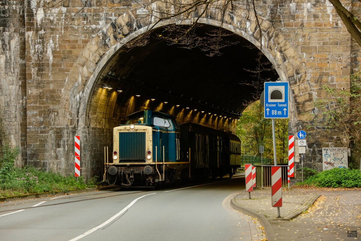 DB 212 376-8 mit Sonderzug am Kruiner Tunnel in Ennepetal, Oktober 2022.