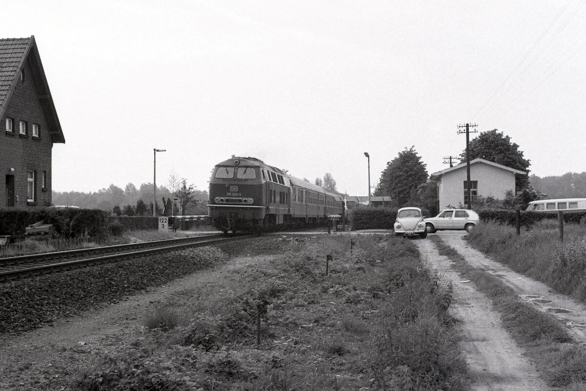 DB 215 022-5 passiert den ehemaligen Bahnhof Donsbrüggen mit E-2424 (Frankfurt (M) Hbf - Nijmegen) am 10.06.1977. Leider kamen ein Paar Autos mit aufs Bild. Scanbild 91066, Kodak Tri-X pan.
