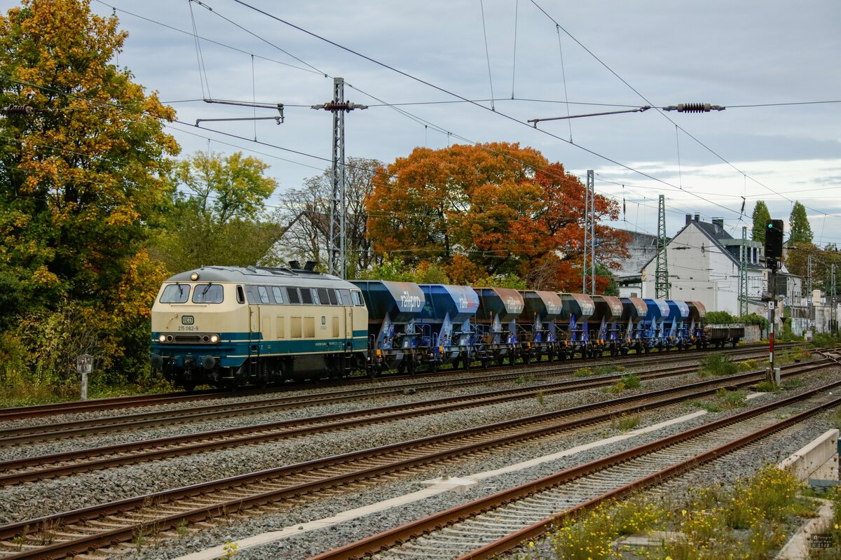 DB 215 082-9 mit Schotterzug in Wuppertal, Oktober 2022.
