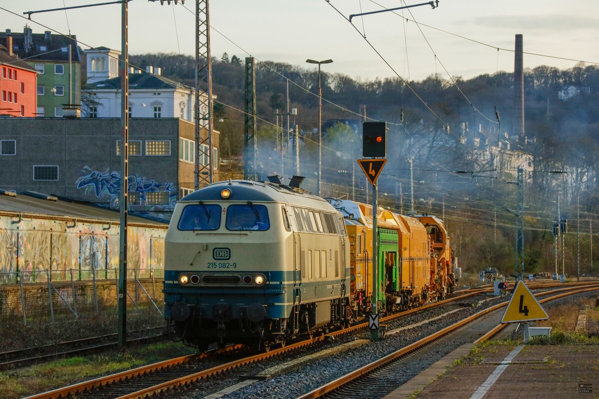 DB 215 082-9 mit Stopfmaschine in Wuppertal, März 2024.