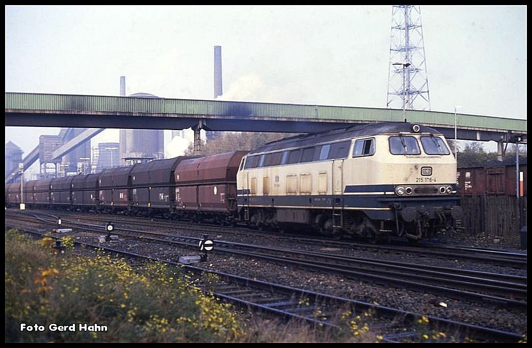 DB 215126 holt am 25.10.1989 um 10.38 Uhr einen Kohlezug von der Zeche Alsdorf im Aachener Revier ab.