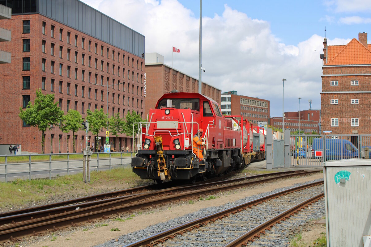 DB 216 050-9 rangiert mit einigen Containertragwagen in Kiel vor dem Hauptbahnhof am Schwedenkai. (16.05.2023)