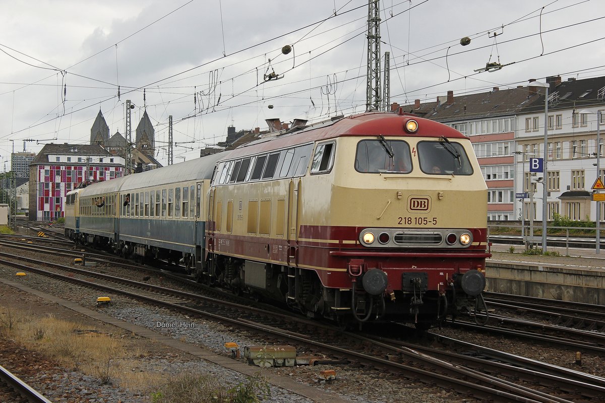 DB 218 105-5 mit Pendelzug in Koblenz Hbf, Juni 2016.