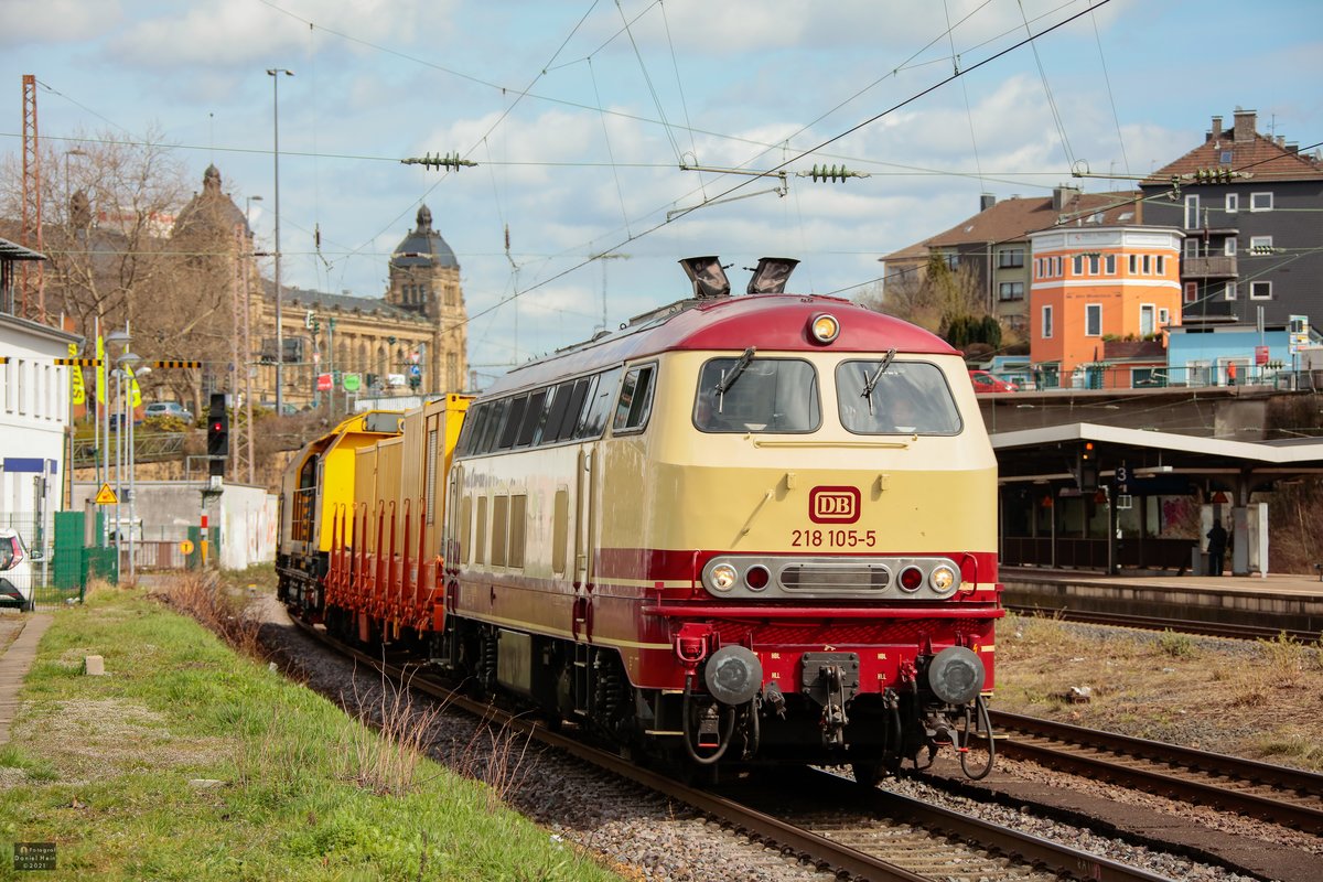 DB 218 105-5 mit Speno Schleifzug in Wuppertal, M�rz 2021.