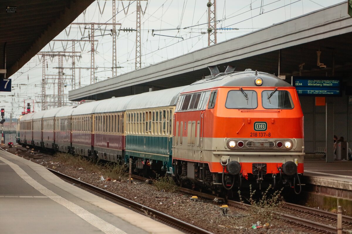 DB 218 137-8 mit Sonderzug nach Winterberg in Essen Hbf, Februar 2025.
Am Schluss des Zuges hing noch 111 001-4 DB