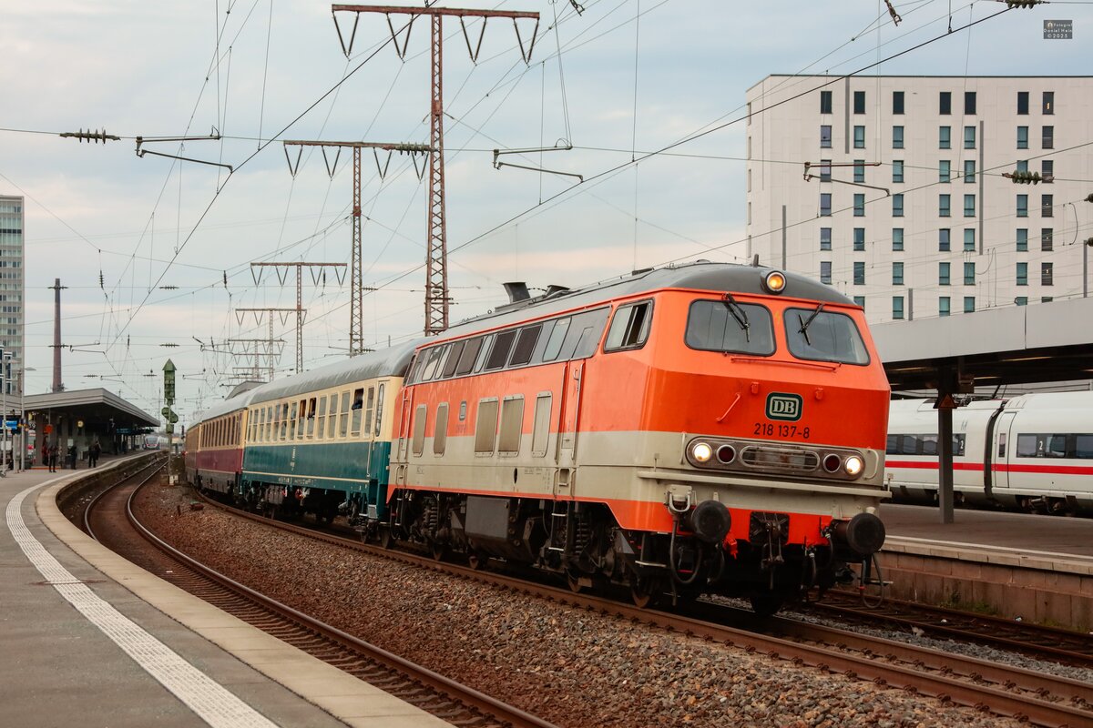 DB 218 137-8 mit Sonderzug nach Winterberg bei der Ausfahrt in Essen Hbf, Februar 2025. Am Schluss des Zuges hing noch 111 001-4 DB