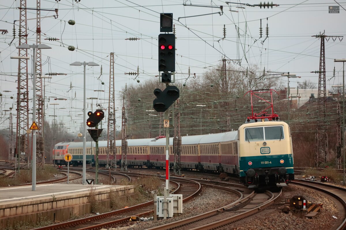 DB 218 137-8 mit Sonderzug nach Winterberg bei der Ausfahrt in Essen Hbf, Februar 2025.
Am Schluss des Zuges hing noch DB 111 001-4.