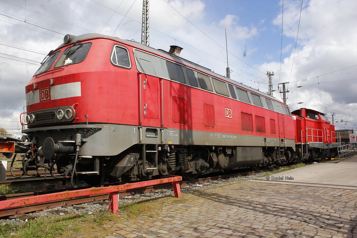 DB 218 139-4 & DB 212 094-7 in Bremen Hbf, April 2016.
