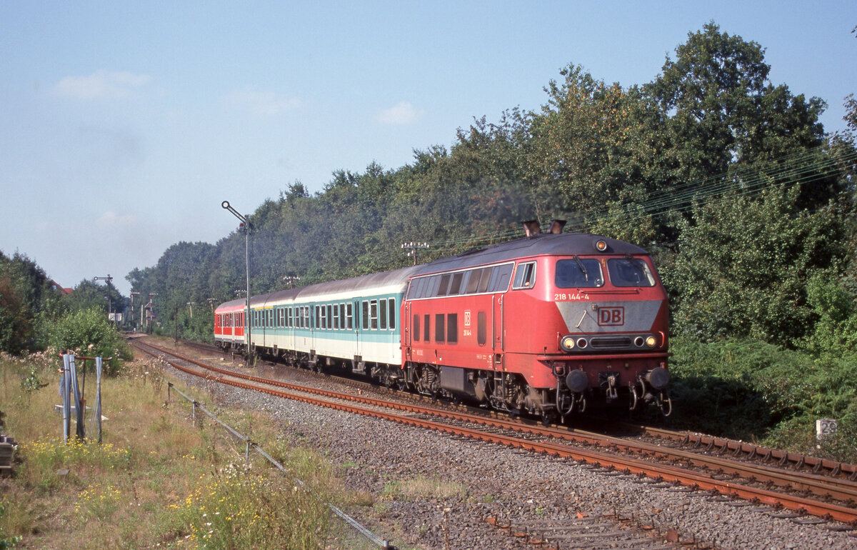 DB 218 144-4 mit RE-10223 von Borken nach Langenberg f�hrt ab vom Bahnhof Rhade, 23.08.2000, Scan 8148.