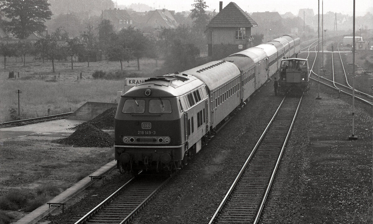 DB 218 149-3 mit D-216  Austria Express (Klagenfurt Hbf - Amsterdam CS) bei der Ankunft in Kranenburg am 14.09.1977. Im Hintergrund sieht man Stellwerk  Kf  und rechts ein Wartungsfahrzeug. Aufgenommen von der Fussgängerbrücke aus. Scanbild 91234, Ilford FP4.