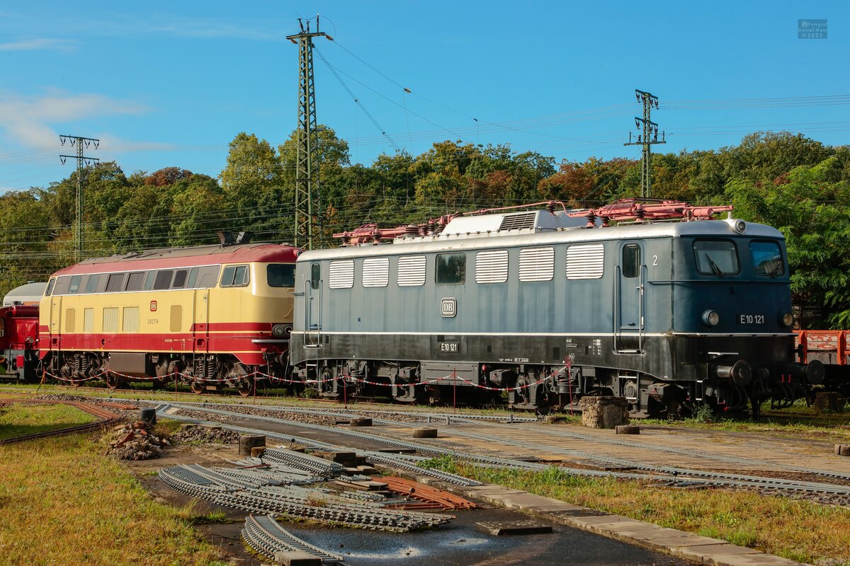 DB 218 217-8 & DB E10 121 im DB Museum Koblenz, September 2025.