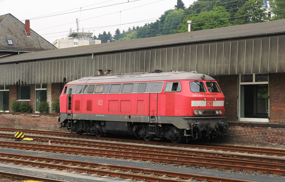 DB 218 249 legte in Remagen einen Zwischenstopp an der Diesel-Tankstelle ein.
Aufgenommen am 9. Juni 2018.