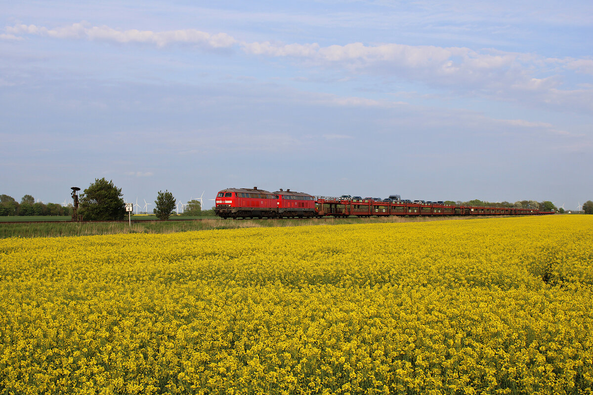 DB 218 307-7 zieht mit einer Schwestermaschine den SyltShuttle von Niebüll nach Westerland(Sylt) und passiert hier gerade das Einfahrvorsignal von Lehnshallig. (15.05.2023)