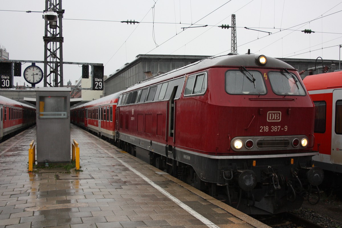 DB 218 387 am 10.11.13 mit einer RB in Mnchen Hbf.