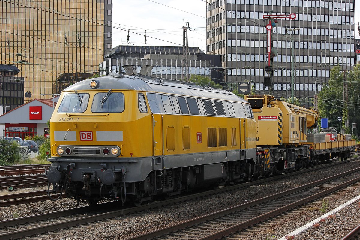 DB 218 391-1 mit DB Bahnbau Gruppe Kran in D�sseldorf Rath, Juli2016.