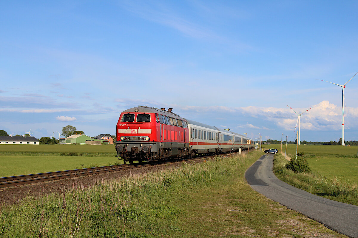 DB 218 397-8 dieselt am 31.05.2022 mit einem IC aus dem Bahnhof Lehnshallig zur Fahrt nach Westerland(Sylt).