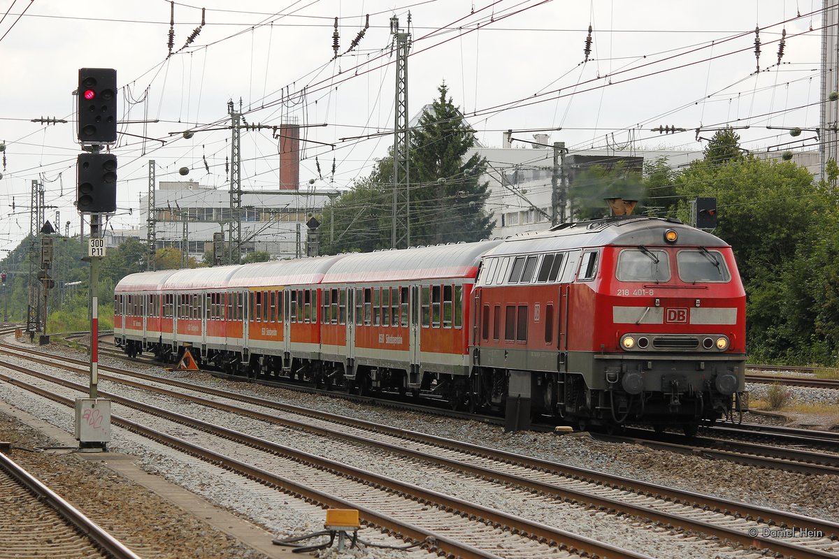 DB 218 401-8 mit RE in M�nchen Heimeranplatz, Juli 2016.