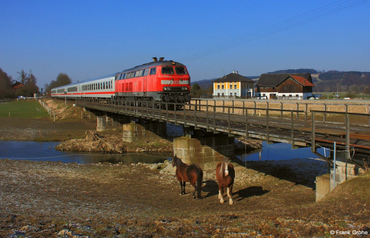 DB 218 404-2 auf der Brücke über den Altbach bei Anzenkirchen vor RE 27005 München - Passau, ab Passau weiter mit Verstärkungswagen als IC 1986 Rottalerland, KBS 946 Rottalbahn Passau - Mühldorf, fotografiert am 16.03.2013 --> Leider wurde diese Verbindung inzwischen aus dem Fahrplan gestrichen.