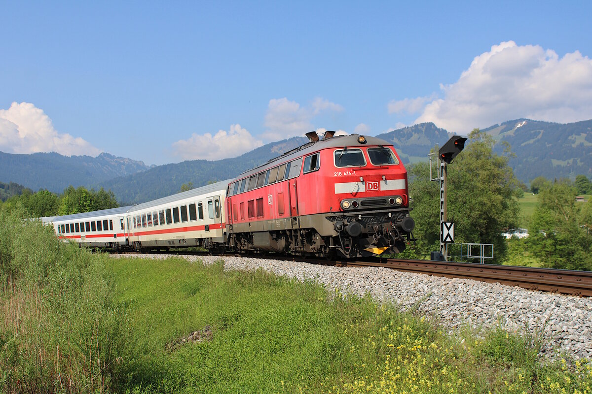 DB 218 414-1 verlässt mit dem IC 2084  Nebelhorn  Fischen im Allgäu in Richtung Immenstadt. (27.05.2023)