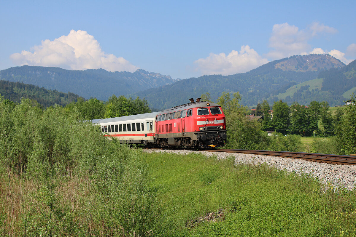 DB 218 414-1 verlässt mit dem IC 2084  Nebelhorn  Fischen im Allgäu in Richtung Immenstadt. (27.05.2023)