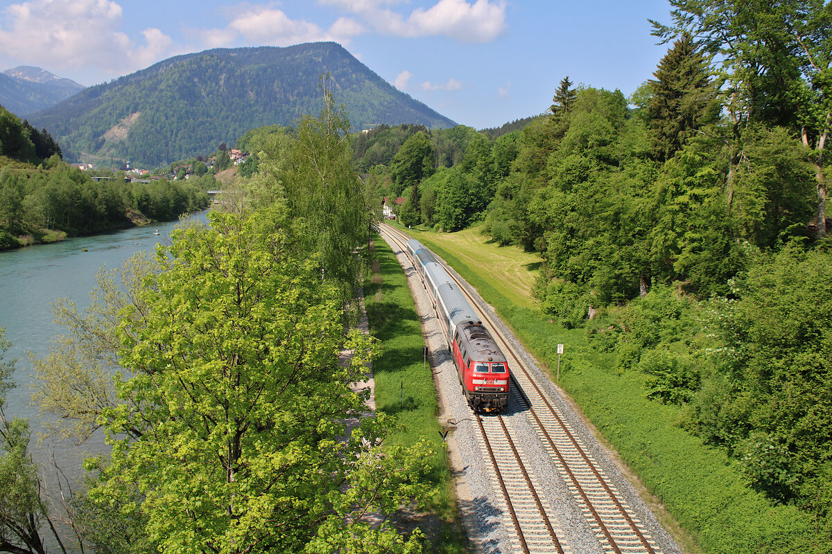 DB 218 414-1 verlässt mit dem IC 2084  Nebelhorn  Immenstadt entlang der Iller in Richtung Kempten(Allgäu). (27.05.2023)