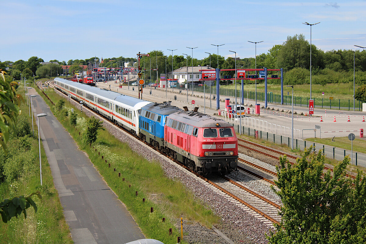 DB 218 421-6 und PRESS 218 056-1 ziehen am 31.05.2022 einen Intercity aus dem Bahnhof Niebüll Richtung Süden.