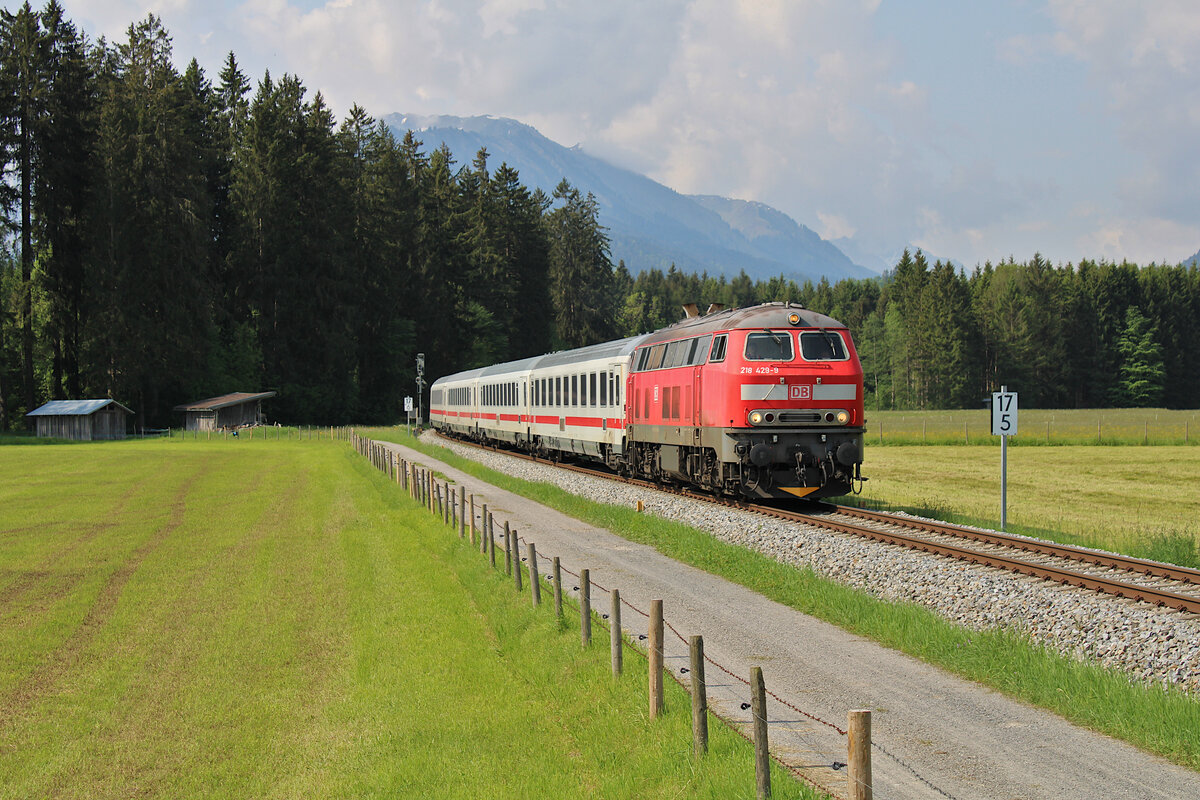 DB 218 429-9 rollt mit dem IC 2084 aus Oberstdorf kommend in den Bahnhof Langenwang. (28.05.2023)