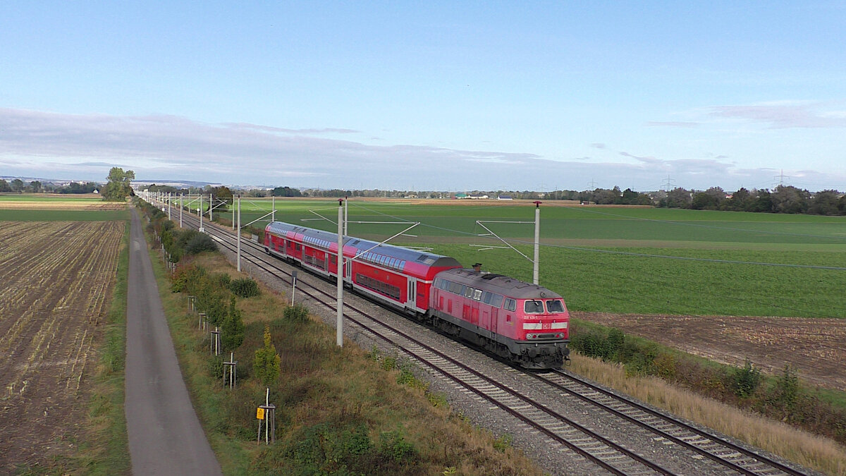 DB 218 431-5 schiebt am 14.10.2021 ihren RE5 von Kressbronn nach Stuttgart in Richtung Ulm. Hier ist der Zug kurz hinter Laupheim West unterwegs.