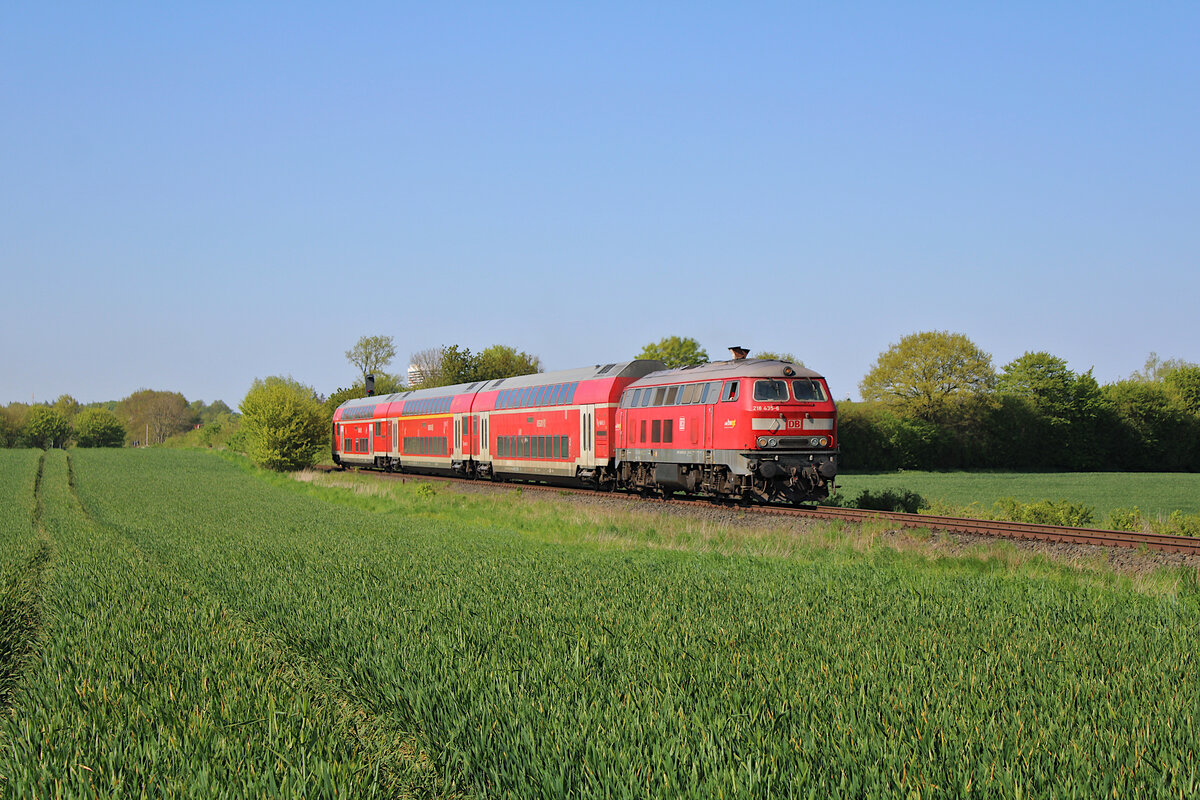 DB 218 435-6 verlässt Timmendorfer Strand mit ihrer RB85 aus Neustadt(Holst) kommend auf dem Weg nach Lübeck Hbf. (13.05.2023)