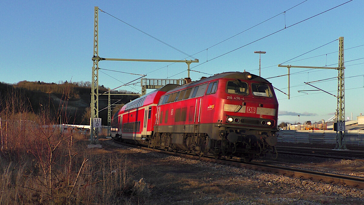 DB 218 436-4 zieht am 07. Dezember 2021 einen ihrer letzten RE5 in Richtung Lindau-Insel in den Bahnhof Biberach(Riß). Seit dem 12.12.2021 ist der elektrische Betrieb auf der Südbahn aufgenommen und der RE5 Stuttgart - Lindau fährt nun durchgängig mit einer BR146. 
