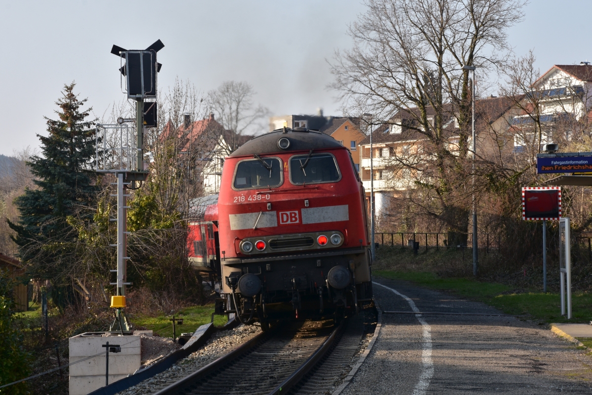 DB 218 438 schiebt am 24.03.2019 ihren Zug durch die Haltestelle Lindau-Aeschach in Richtung Friedrichshafen