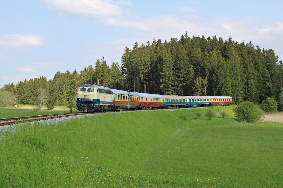 DB 218 446-3 zieht im Rahmen einer Sonderfahrt den FD 523 über die Außerfernbahn in Richtung Kempten(Allgäu), hier bei Zollhaus-Petersthal. (27.05.2023)