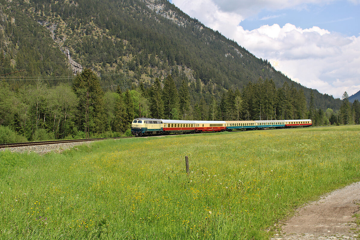 DB 218 446-3 zieht im Rahmen einer Sonderfahrt den FD 523 über die Außerfernbahn von Garmisch-Partenkirchen in Richtung Kempten(Allgäu), hier bei Bichlbach-Almkopfbahn. (27.05.2023)