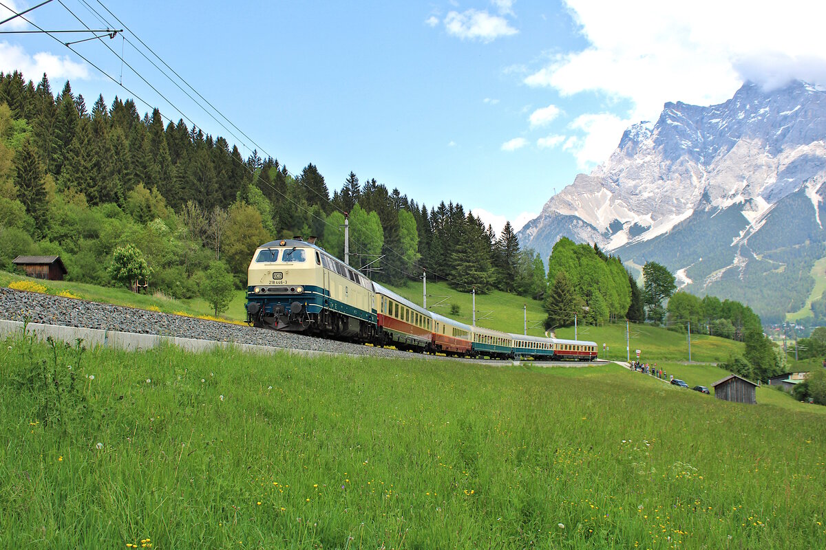 DB 218 446-3 zieht im Rahmen einer Sonderfahrt den FD 523 über die Außerfernbahn von Garmisch-Partenkirchen in Richtung Kempten(Allgäu), hier zwischen Ehrwald Zugspitzbahn und Lermoos. (27.05.2023)